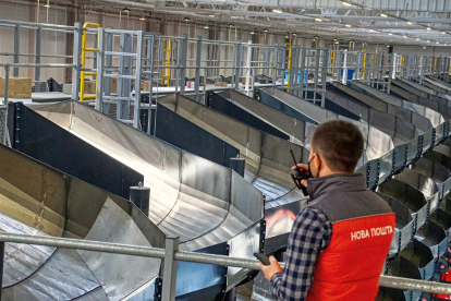 Термінал «Нової пошти» сортує до 50 000 посилок на годину. Що відбувається з посилкою у надрах найсучаснішого логістичного центру України /Фото 10