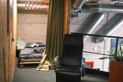 «Классные решения редко рождаются в переговорках». Как выглядит офис IT-компании EVO, где сотрудники самостоятельно могут оформлять пространство /Фото 44