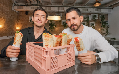 Євген Таллер, 29, і Спартак Велішаєв, 30, співзасновники мереж «Міністерство шаурми» та «Міністерство чебуреків» /Антон Забєльський для Forbes Ukraine