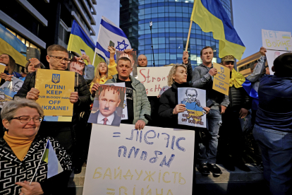 Як світ підтримує Україну протестами. 14 фото за два тижні війни /Фото 1