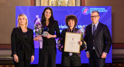 Нагороду співзасновницям фонду – Маші Єфросиніній та Оксані Нечипоренко – вручив прем’єр-міністр Фінляндії Петтері Орпо. /надано пресслужбою