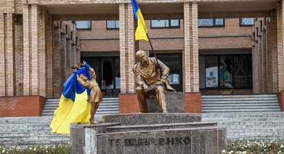 Українські прапори на пам'ятниках у сквері в Балаклії Харківської області 10 вересня 2022 року.