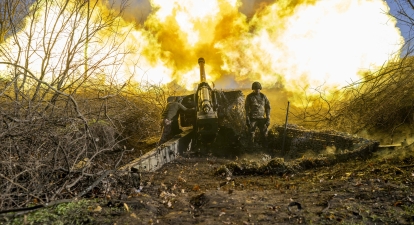 Украинский военнослужащий артиллерийской части ведет огонь по российским позициям под Бахмутом 8 ноября 2022 года во время российского вторжения в Украину /Getty Images