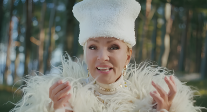 АТБ опублікувало новорічний рекламний ролик, в якому латвійська співачка Лайма Вайкуле заспівала пісню «Щедрик» Миколи Леонтовича. /скриншот с видео