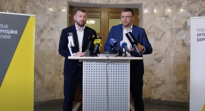 Олександр Клименко (ліворуч) і Семен Кривонос на брифінгу. Київ, 22 липня 2025 року /скріншот з YouTube