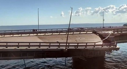 Російський Мінтранс повідомив, що на Кримському мосту пошкоджено дорожнє полотно, а конструкції прольотів залишаються на своїх опорах. /Getty Images