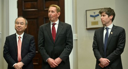 Гендиректор SoftBank Group Масаоши Сон (л) председатель совета директоров Oracle Ларри Эллисон (ц) и гендиректор Open AI Сэм Альтман (п) слушают выступление президента США Дональда Трампа в зале Рузвельта в Белом доме 21 января 2025 года /Getty Images