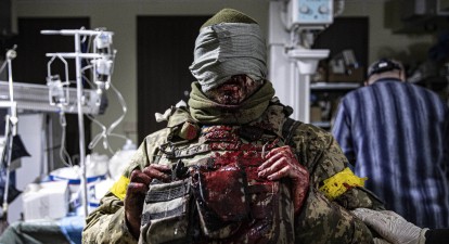 Украинский военный, тяжело раненный во время российско-украинской войны, ожидает получения медицинской помощи в Бахмутской больнице в Бахмуте, Донецкая область, Украина, 5 декабря 2022 года /Getty Images