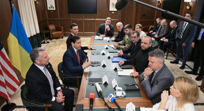 Українська та американська делегації під час зустрічі в Халландейл-Біч, Флорида, 30 листопада 2025 року /Getty Images