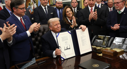 Трамп підписав закон, який завершує рекордне 43-денне блокування роботи уряду США /Gettyimages