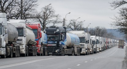 Черга бензовозів і вантажівок на кордоні /Getty Images