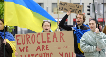 Українці проводять демонстрацію перед офісом Euroclear у Брюсселі, закликаючи західні країни заарештувати заморожені російські активи. Квітень 2024 року /Getty Images