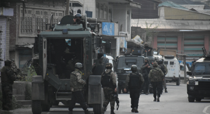 Сили безпеки патрулюють поблизу Вуяна в Пампоре, де 7 травня 2025 року впав невідомий винищувач під час ударів Індії по Пакистану. /Getty Images