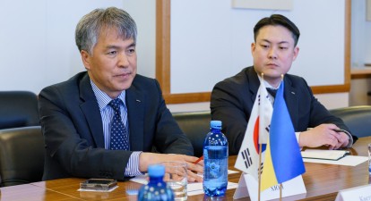 Ліворуч гендиректор ТОВ «Поско Інтернешнл Україна» Кім Йонг Хюн, праворуч віцепрезидент Posco International Corporation Ан Сухьон /надано пресслужбою Міністерства розвитку громад, територій та інфраструктури України