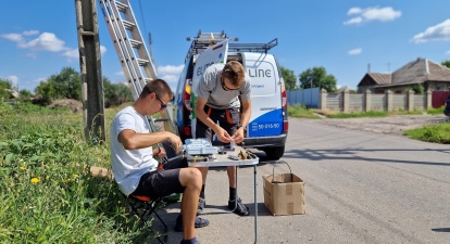 Електрики Elite-Line відновлюють пошкоджений магістральний кабель у селищі Біленькому Донецької області /надано пресслужбою