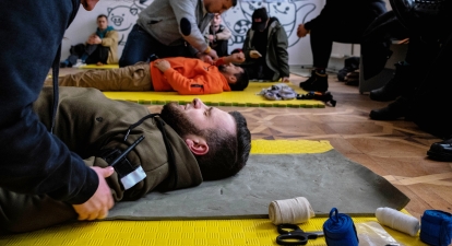 Гражданские тренируются накладывать жгут во время обучения тактической медицине во Львове, Украина, 7 мая 2022 года. /Getty Images
