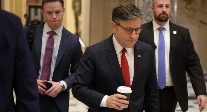 Спікер Палати представників Конгресу США Майк Джонсон виходить із зали засідань Палати представників. Капітолій 3 липня 2025 року /Getty Images