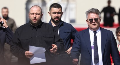 Міністр оборони Рустем Умєров та заступник міністра закордонних справ Сергій Кислиця  спілкуються з представниками ЗМІ. Стамбул, 2 червня 2025 року. /Getty Images