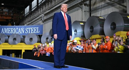 Президент США Дональд Трамп виступає на заводі US Steel у Вест-Міффліні, штат Пенсильванія, 30 травня 2025 року /Getty Images