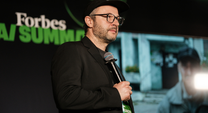 Валентин Панюта, СЕО агентства HyperNormal на Forbes AI Summit 2025 /Антон Забельский