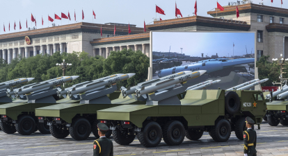 Китайские ракетчики на военном параде по случаю 80-летия победы над Японией и окончания Второй мировой войны. Площадь Тяньаньмэнь, Пекин, 3 сентября 2025 года /Getty Images