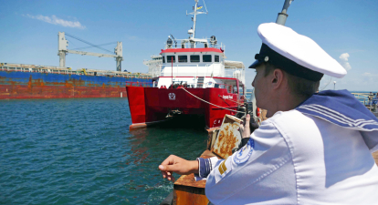 Одеса, Україна, 5 червня 2021 р. Курсант дивиться на море під час Фестивалю яхт. /Getty Images