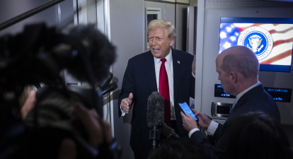 Президент Дональд Трамп спілкується зі ЗМІ на борту Air Force One 25 листопада 2025 року під час польоту до Флориди /Gettyimages