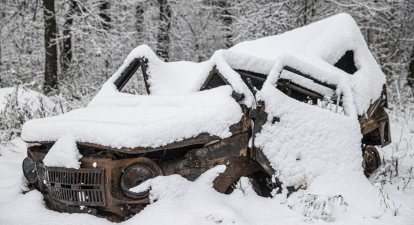 Автомобиль под снегом в селе Мощун. Оно было разрушено в результате бомбардировки российской армией, которая в течение нескольких дней пыталась захватить аэропорт Гостомель. /Getty Images