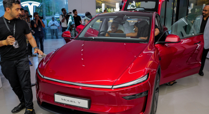 Представники ЗМІ оглядають автомобіль Tesla Model Y під час відкриття першого в Індії автосалону Tesla в Мумбаї 15 липня 2025 року. /Getty Images