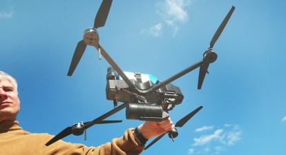 Аналог квадрокоптера DJI Mavic – український удосконалений ударний дрон «Шмавік» під час демонстрації зразків вітчизняної зброї /УНІАН