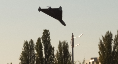Іранський дрон-камікадзе Shahed-136 у небі над центром  Києва /Getty Images