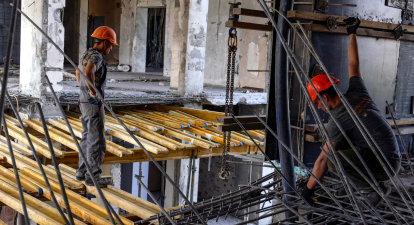 В Одессе продолжаются работы по восстановлению жилого дома, разрушенного российским ракетным ударом. Дом пострадал 23 апреля 2022 года, когда Одессу обстреляли из акватории Каспийского моря. Погибли восемь человек, в том числе трехмесячный ребенок /Getty Images