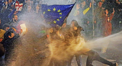 Поліція розганяє протестувальників поблизу парламенту Грузії у Тбілісі /Getty Images