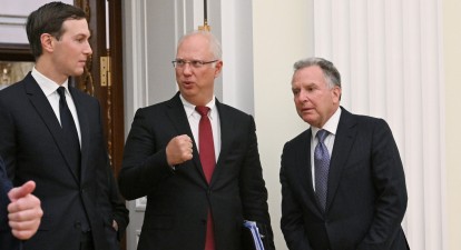 Спецпосланці США Стів Віткофф і Джаред Кушнер та керівник Російського фонду прямих інвестицій Кирило Дмитрієв /Getty Images