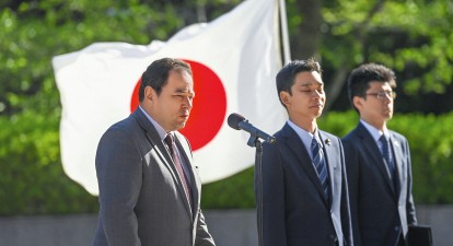 Посол України в Японії Сергій Корсунський (л) виступає на церемонії передачі Україні броньованих автомобілів в Міністерстві оборони Японії, 24 травня 2023-го /Getty Images