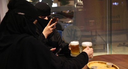 Саудівські жінки фотографують своє безалкогольне розливне пиво в кафе A12 у столиці Ер-Ріяді /Getty Images