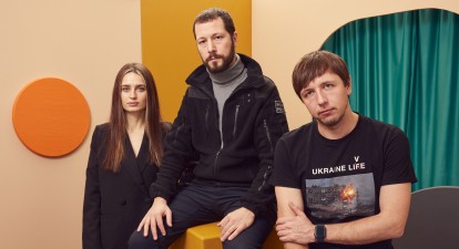 Команда документального фильма «20 дней в Мариуполе»: Василиса Степаненко, Мстислав Чернов и Евгений Малолетка /Getty Images