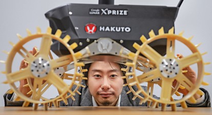 Такеші Хакамада, засновник і гендиректор Ispace, дивиться на місяцехід MoonRake, який розробила його команда. /Getty Images
