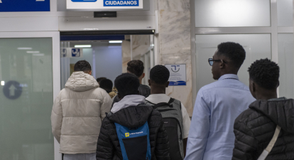 Мігранти сідають на пором до материкової Іспанії з порту Сеути, 20 листопада 2025 року. Після перебування в Центрі тимчасового розміщення мігрантів (CETI) /Gettyimages