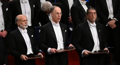 Бен Бернанке, Дуглас Даймонд та Філіп Дибвіг, співлауреати премії Sveriges Riksbank з економічних наук пам’яті Альфреда Нобеля 2022, під час церемонії вручення Нобелівської премії 10 грудня 2022 р. /Getty Images