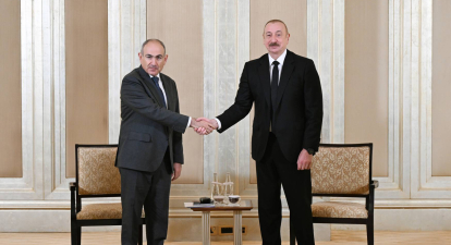 Президент Азербайджану Ільхам Алієв (праворуч) і прем’єр-міністр Вірменії Нікол Пашинян (ліворуч) під час зустрічі в Абу-Дабі, столиці Об’єднаних Арабських Еміратів /Getty Images