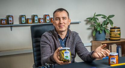 Владимир Крохмаль говорит, что компания для экспортных рынков выпустила консервированные салаты. Они полюбились и украинцам /Наталья Кравчук