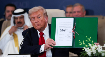 Президент США Дональд Трамп позує з підписаною угодою на саміті світових лідерів про припинення війни в Газі 13 жовтня 2025 року в Шарм-ель-Шейху, Єгипет. /Getty Images