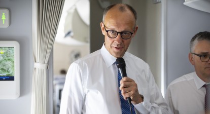 Фрідріх Мерц на борту Airbus A350 під час польоту до Парижа розмовляє з журналістами. 7 травня 2025 року /Getty Images