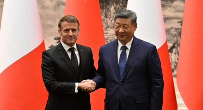 Президент Франції Еммануель Макрон та президент Китаю Сі Цзіньпін (праворуч) потискають руки після спільної пресконференції в Великій залі народу 3 грудня 2025 року. /Getty Images