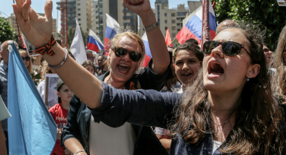 8 мая 2022 года, Ливан, Бейрут: россияне, живущие в Ливане, скандируют лозунги во время марша ко Дню Победы. Марш также продемонстрировал поддержку президента России Владимира Путина в его войне против Украины /Getty Images