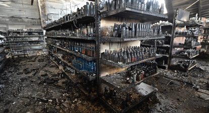 На знімку, зробленому 28 червня 2022 року, видно обвуглені товари в продуктовому магазині зруйнованого ТРЦ «Амстор» у Кременчуці, на наступний день після того, як російська влада завдала по ньому ракетний удар /Getty Images