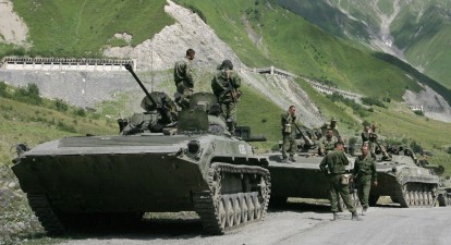 Конвой российских войск следует через горы к вооруженному конфликту между грузинскими войсками и сепаратистскими войсками Южной Осетии в селе Джаба в Южной Осетии 9 августа 2008 года. /Getty Images