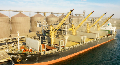 Движение судна с зерном в украинском порту /Shutterstock