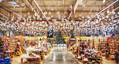 Торговий центр, оформлений у новорічному стилі /Shutterstock